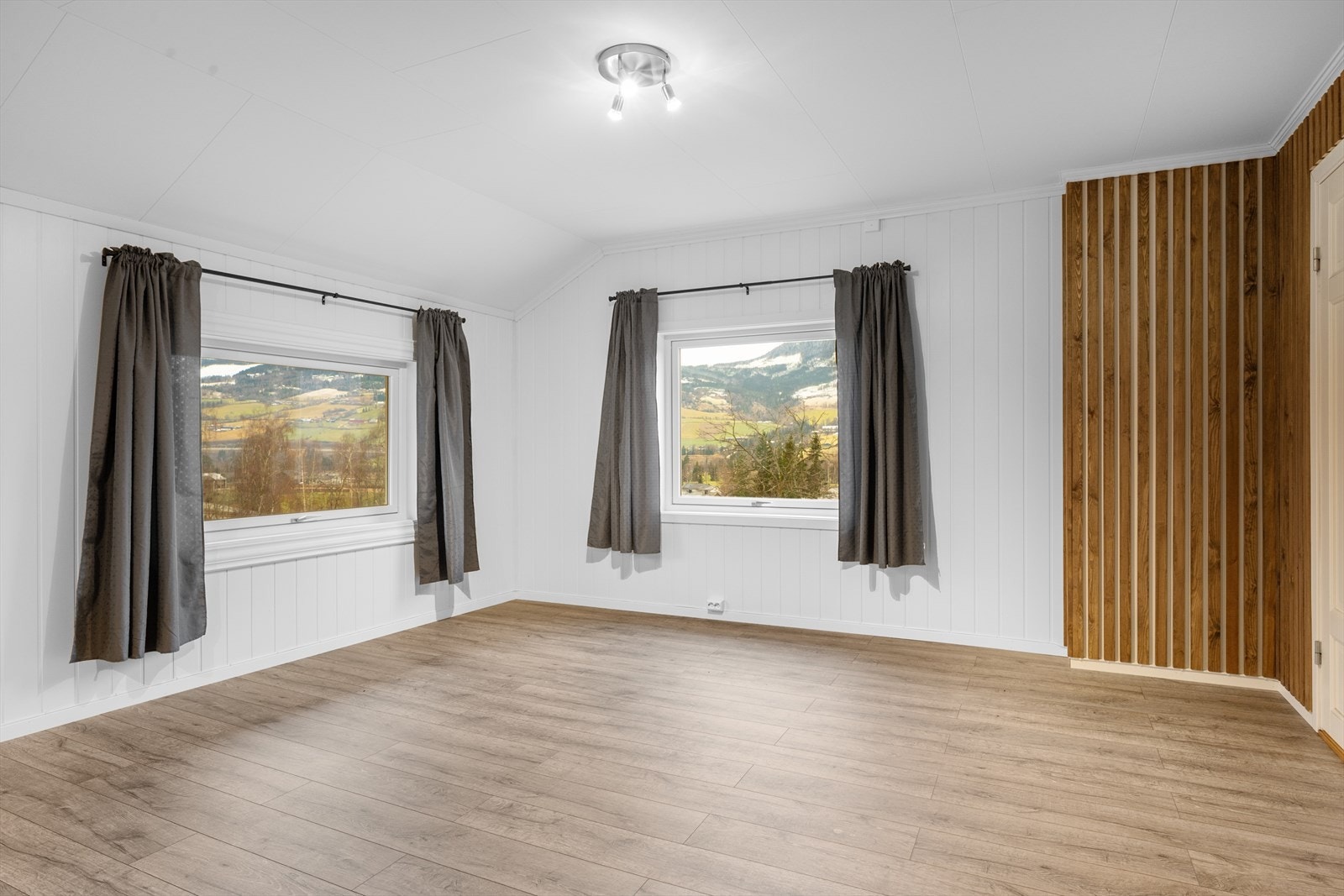 Det er godt lysinnslipp og fin utsikt mot omkringliggende områder. Galleribilde