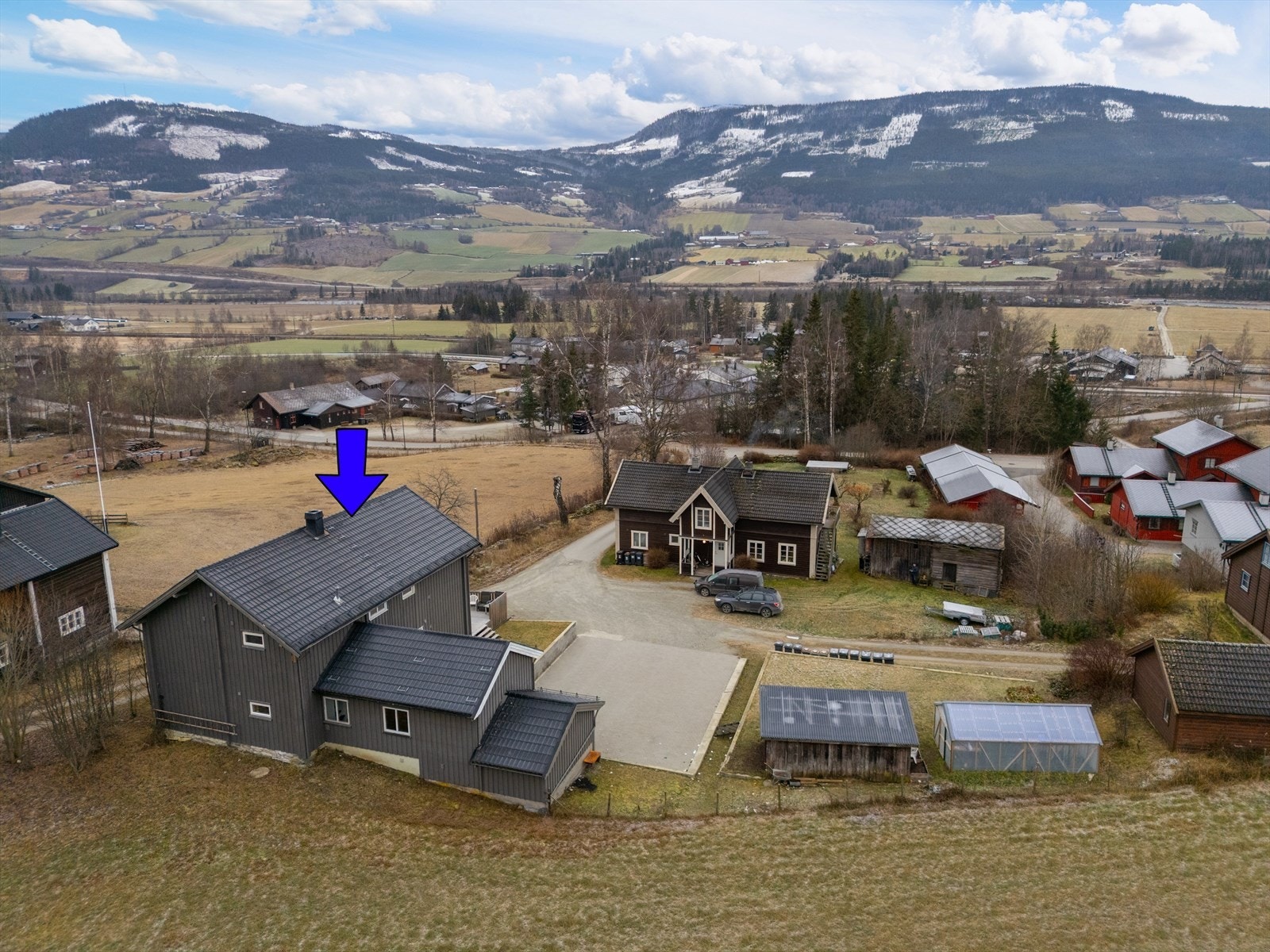 Eiendommen ligger landlig og samtidig sentralt til, ca 2 km fra Vinstra sentrum. Galleribilde