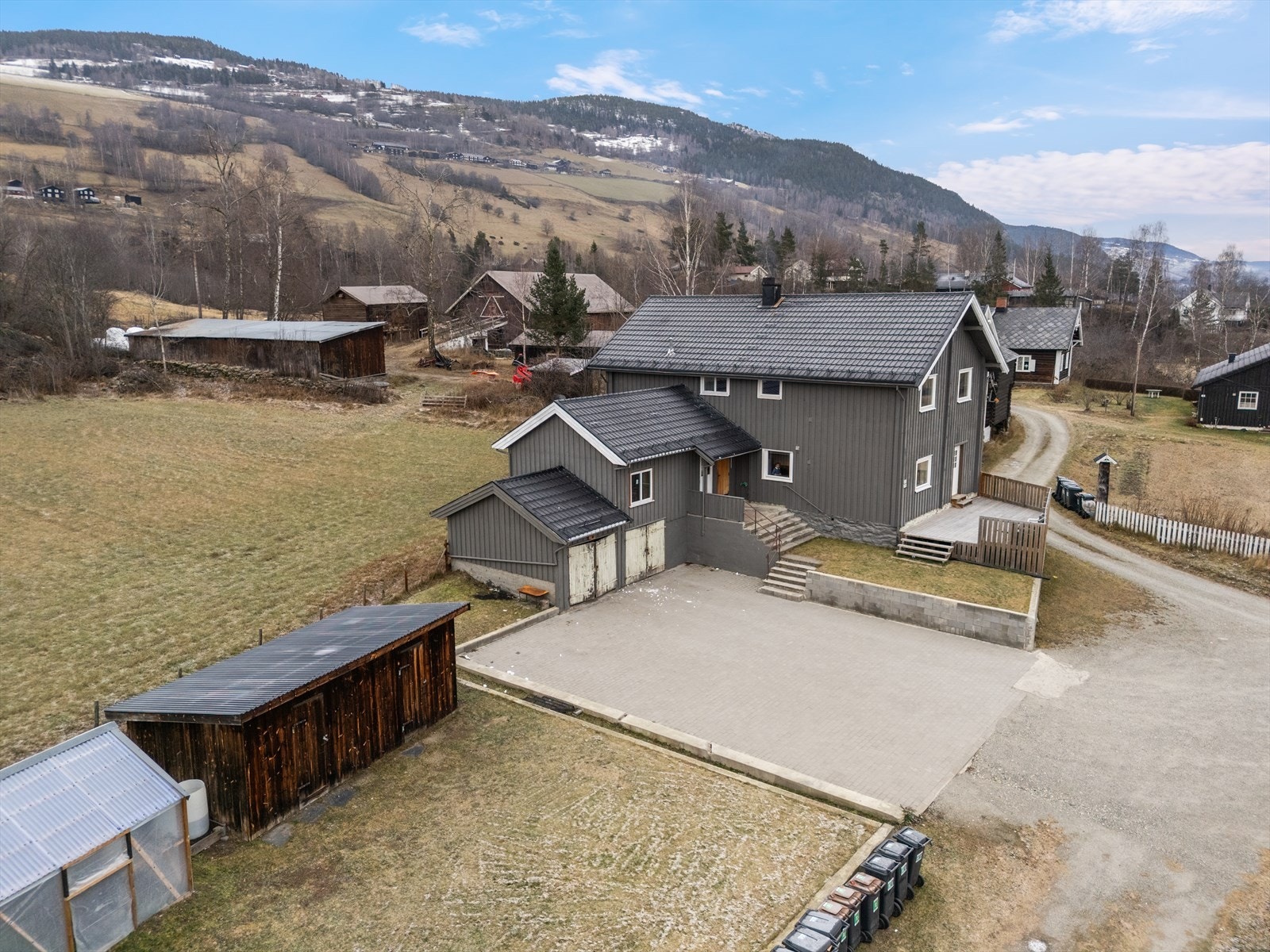 Garasjen ligger inntil boligen har parkering til to biler. I tillegg gode parkeringsmuligheter på egen gårdsplass. Galleribilde