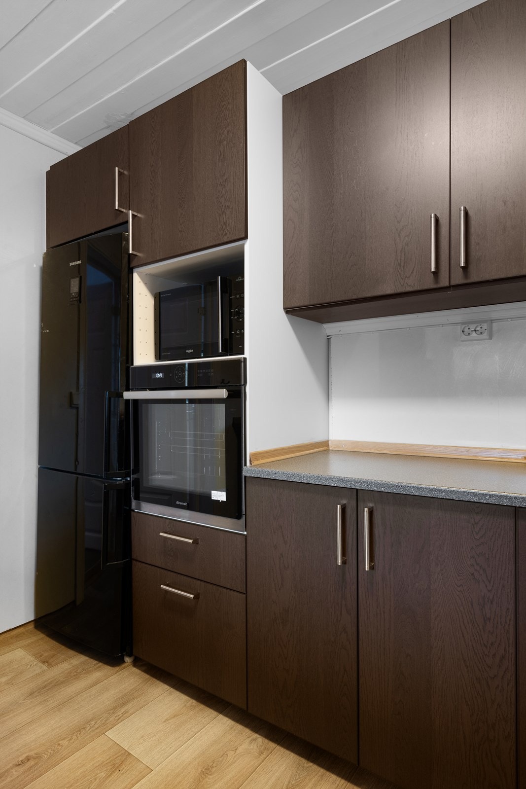 Koketopp og stekeovn er integrert, mens kjøleskap og oppvaskmaskin er frittstående. Galleribilde