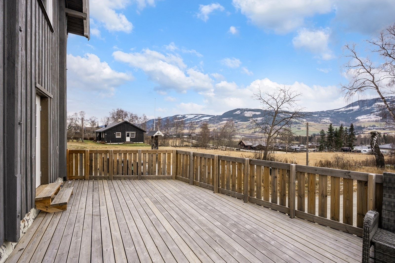 Fra stua er det adkomst til sørvestvendt terrasse. Galleribilde