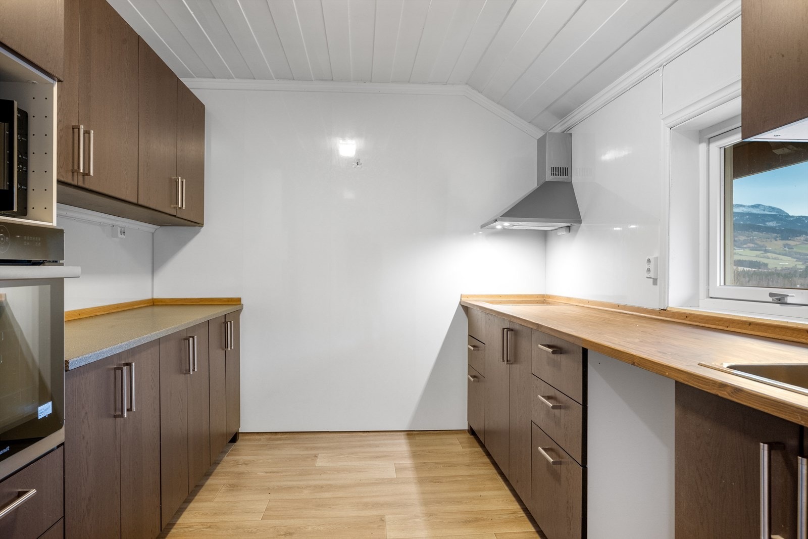 Kjøkkenet har samme stil og farge som kjøkkenet i 1. etasje. Galleribilde