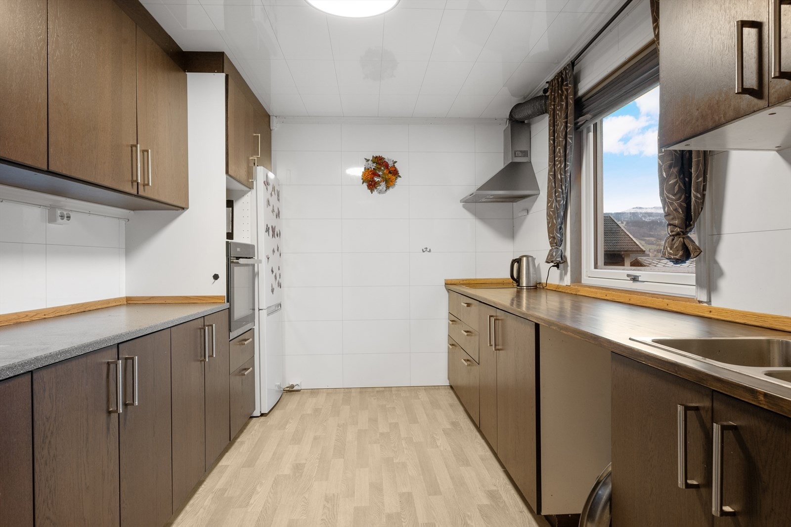 Kjøkkenet har innredning med glatte fronter. Galleribilde