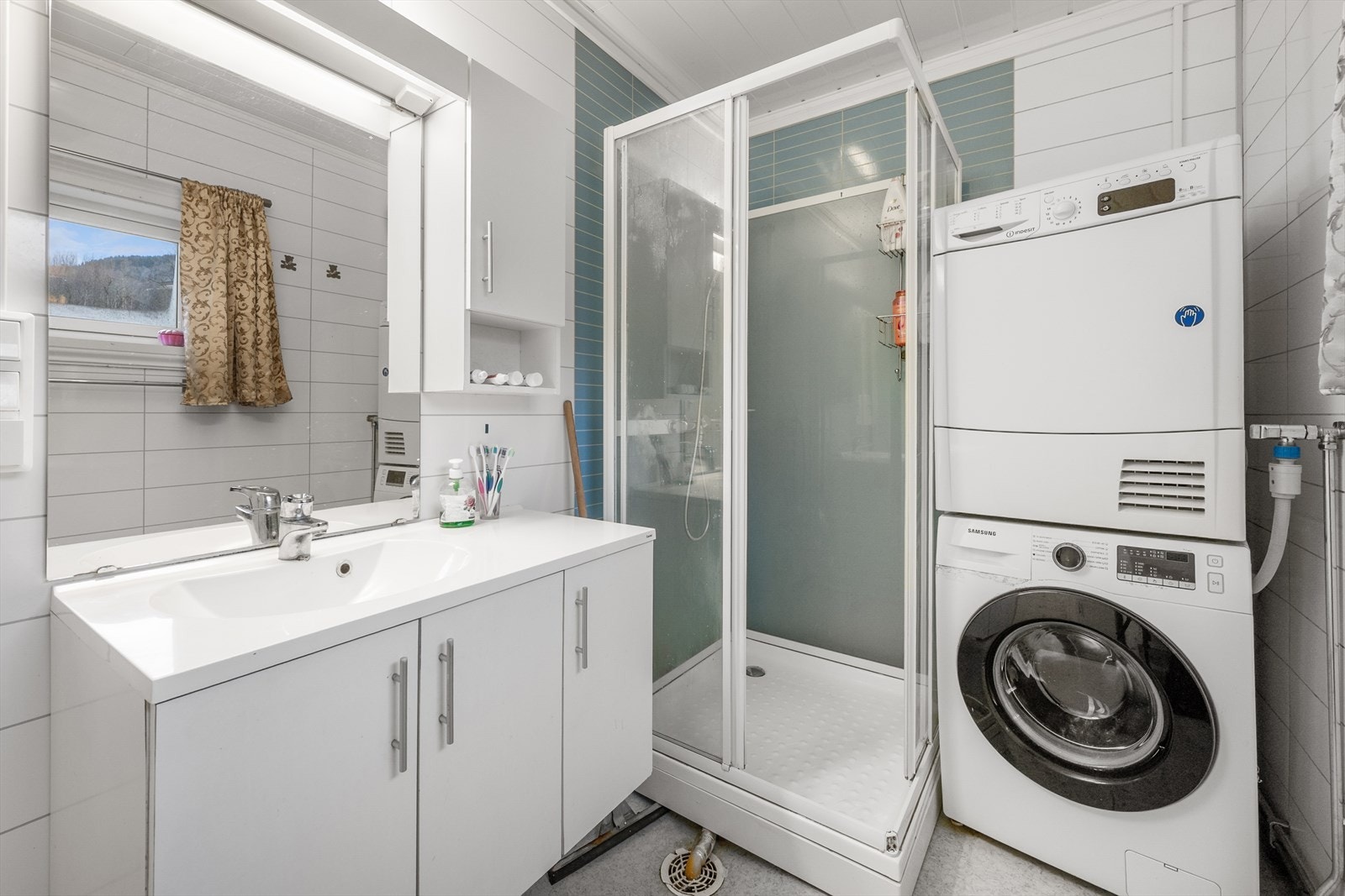 Bad 1 - badet har baderomsplater og gulvbelegg, og varme i gulv. Galleribilde