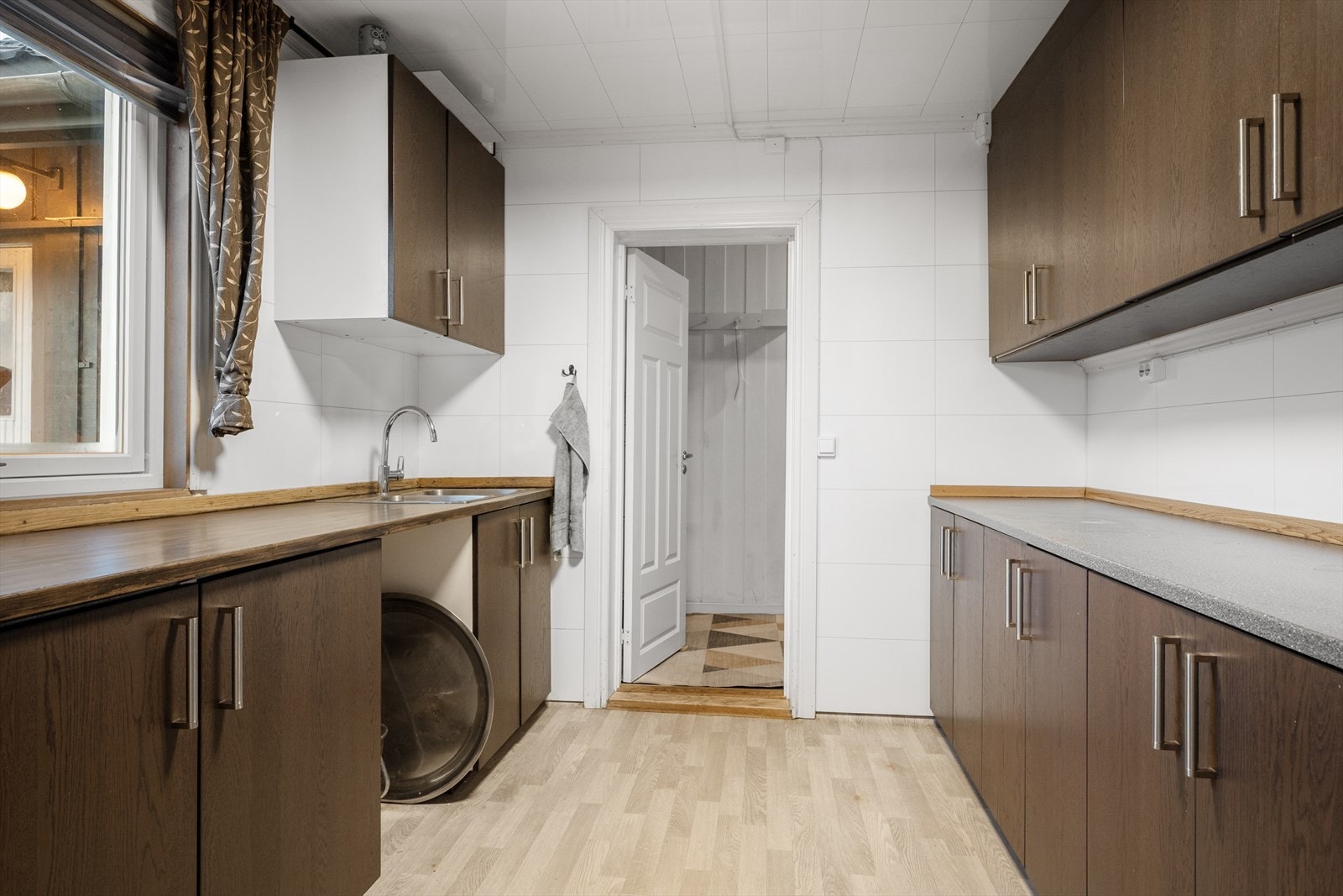 Det er godt med både skap- og benkeplass. Galleribilde