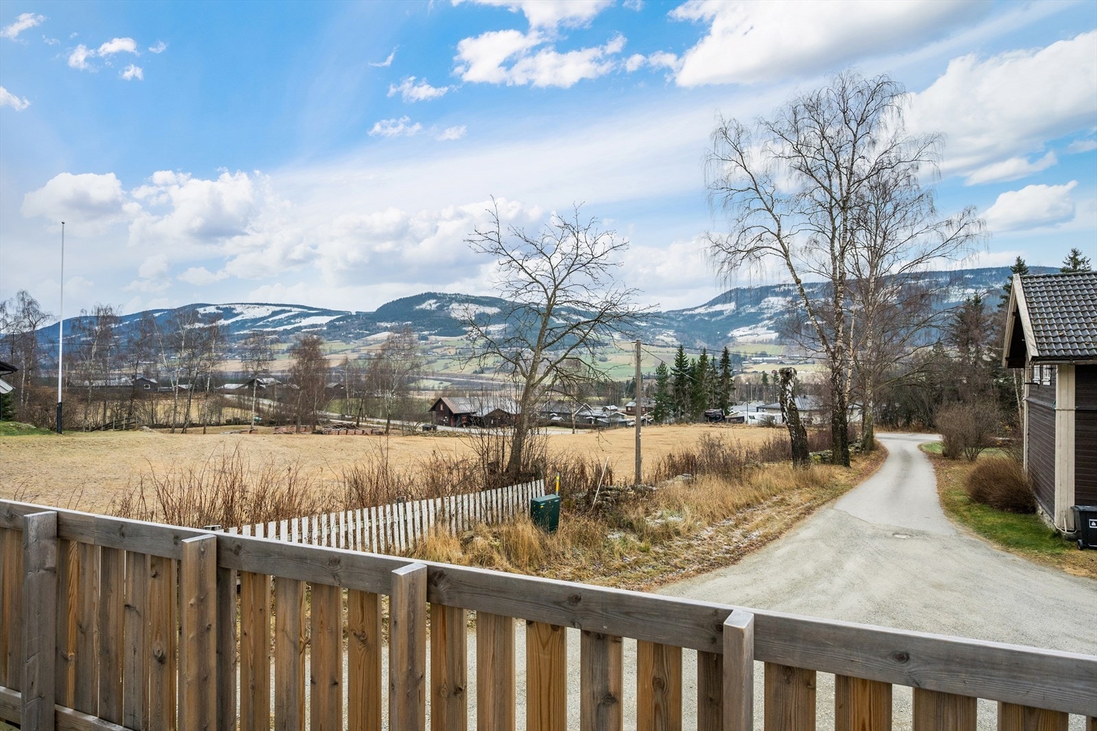 Her er det god solgang gjennom dagen og utsikt mot nærområdet. Galleribilde