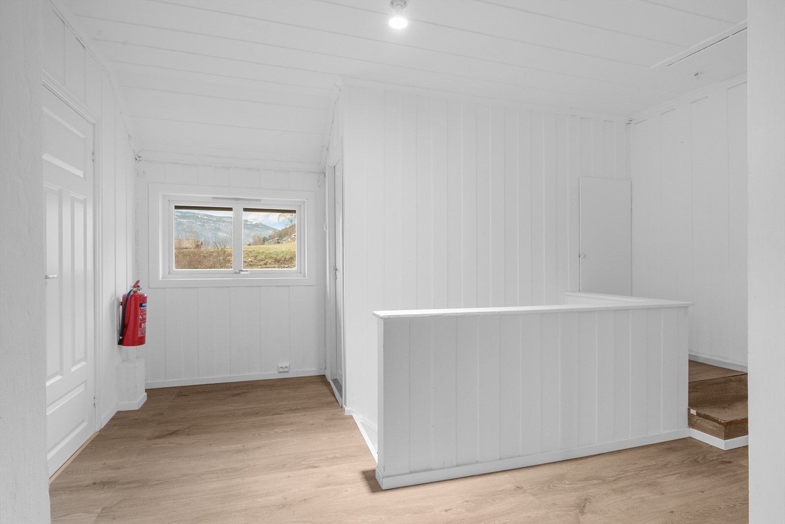 2. etasje har lys gang med lagringsplass i et plassbygd kott. Galleribilde