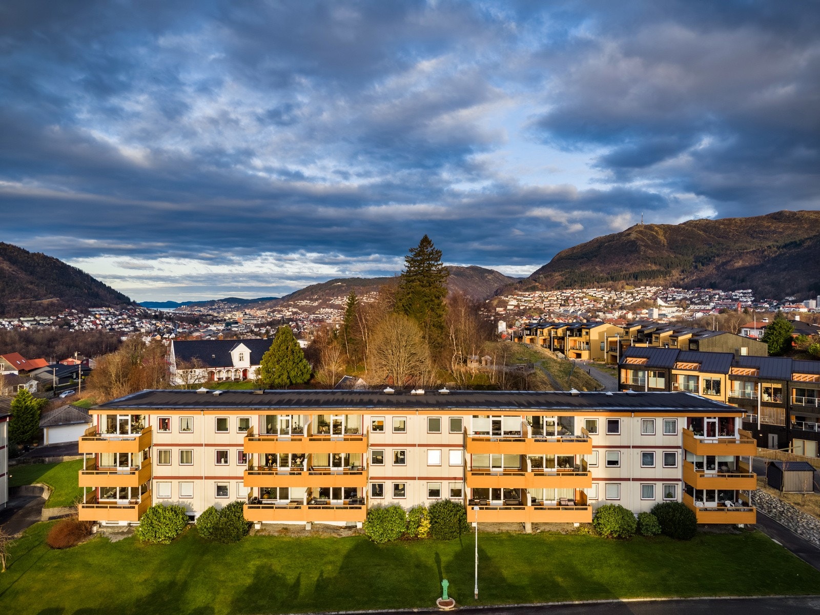 - Leiligheten har en god beliggenhet sentralt på Landås - Galleribilde