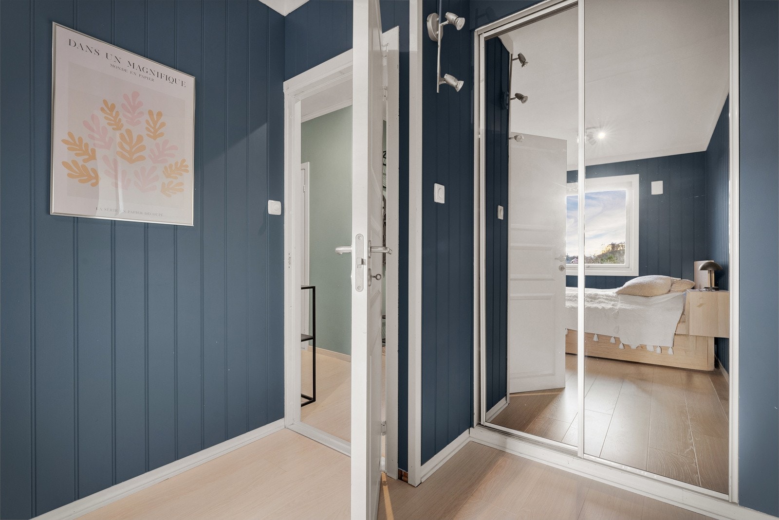 - Soverom med skyvedørsgarderobe - Galleribilde