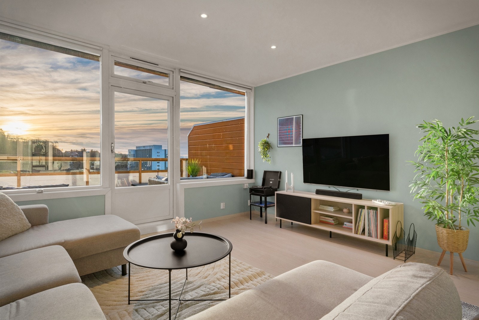 - Lys og trivelig stue på 22,2 kvm med utgang til sørvendt altan - Galleribilde