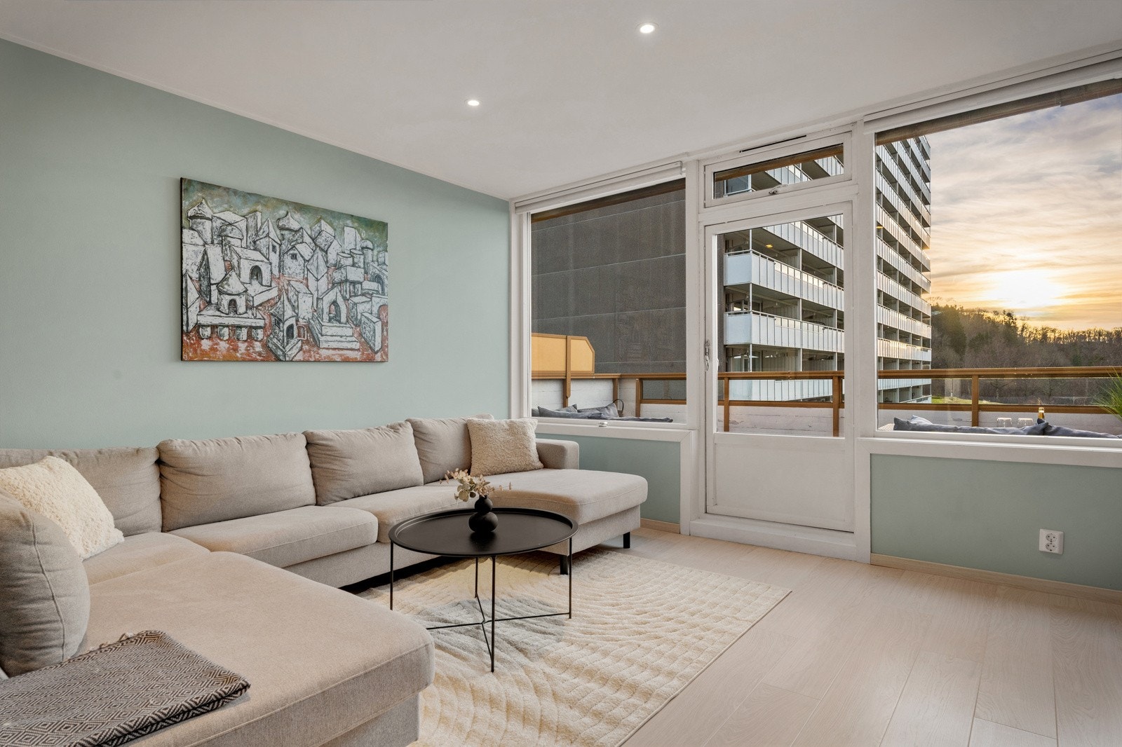 - Lekkert laminat gulv, spotter i himling - Galleribilde