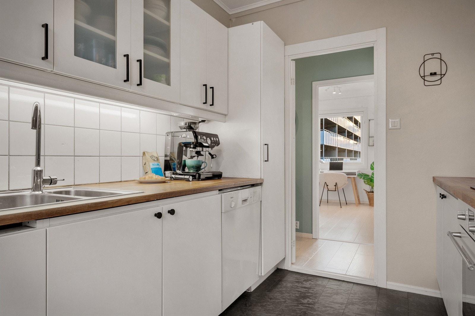 - Kjøkkeninnredning med slette fronter og benkeplate i heltre - Galleribilde