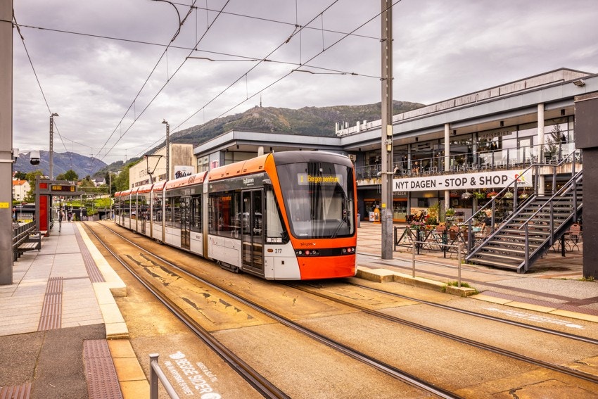- Bybanestopp ved Sletten senter, nærmeste bybanestopp fra leiligheten ligger like ved Fysakk kun få minutter unna - Galleribilde