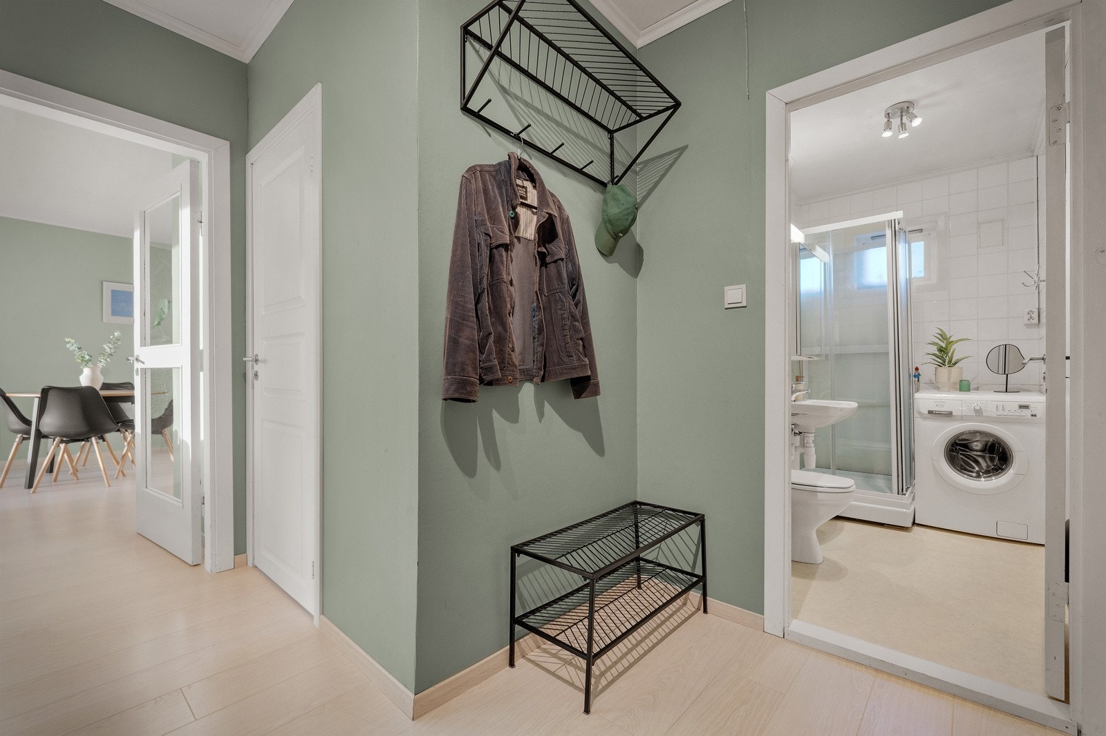 - Entrè/gang med oppheng for yttertøy - Galleribilde