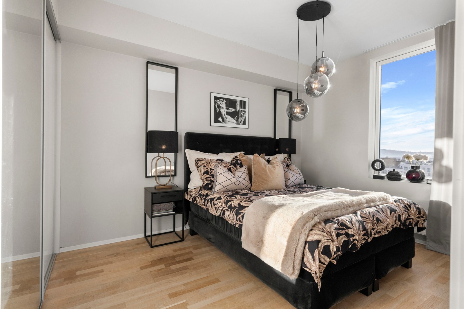 - Hovedsoverom med god plass til en stor dobbeltseng med tilhørende nattbord - Galleribilde