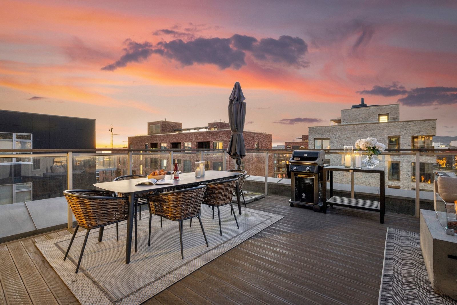 - Terrassen har flere soner med god plass til lounge sofagruppe, grill og stort spisebord - Galleribilde