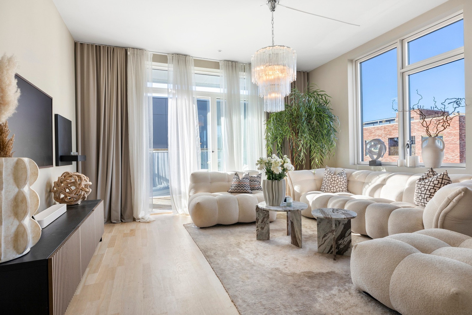 - Rikelig med lysinnslipp fra store vindusflater fra flere sider, som skaper en åpen og luftig romfølelse - Galleribilde