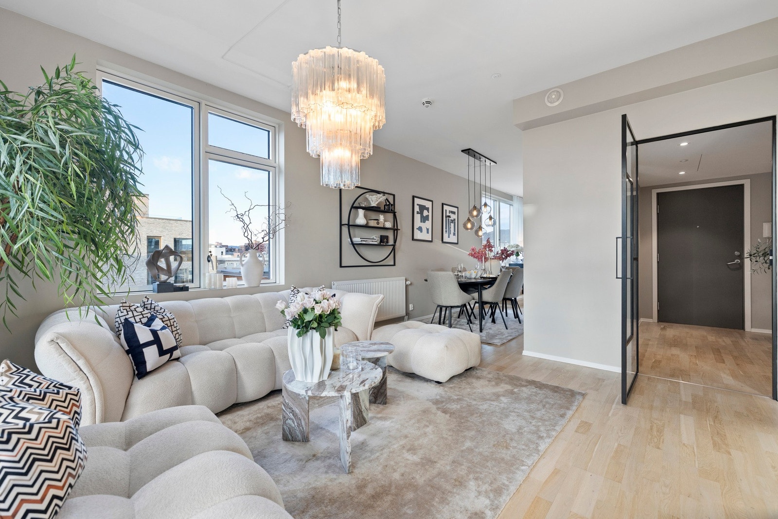 - Stuen er av god størrelse med plass til sofa, salongbord og TV-seksjon - Galleribilde