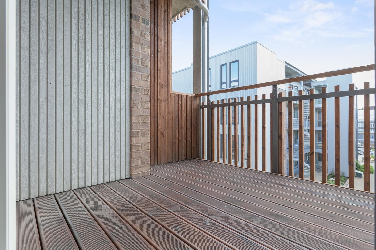 Fra stuen er det utgang til romslig balkong som er vendt ut mot bakgården. Galleribilde