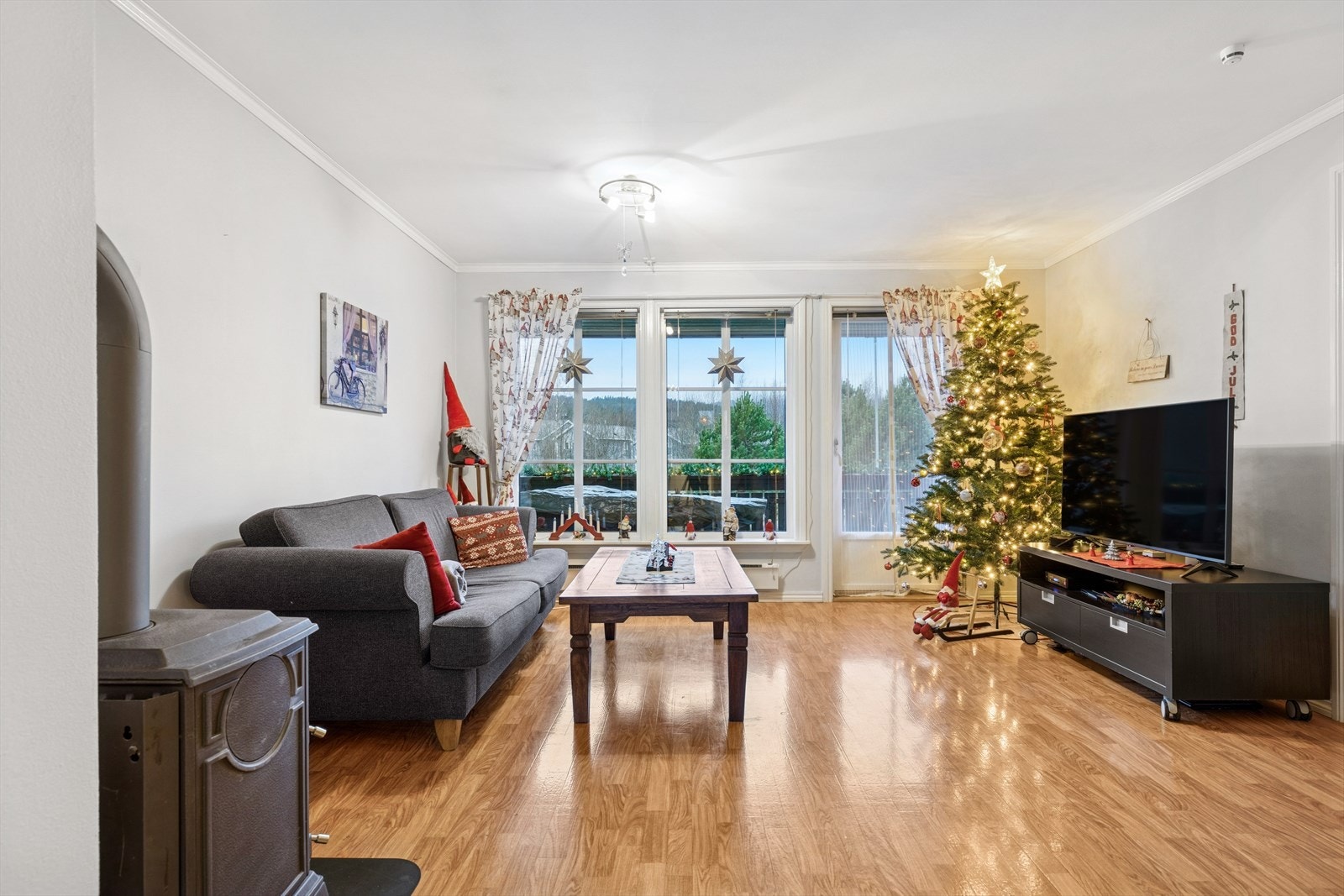 Det er fin planløsning med vinduer i hver ende av leiligheten, noe som gir gode lysforhold. Galleribilde