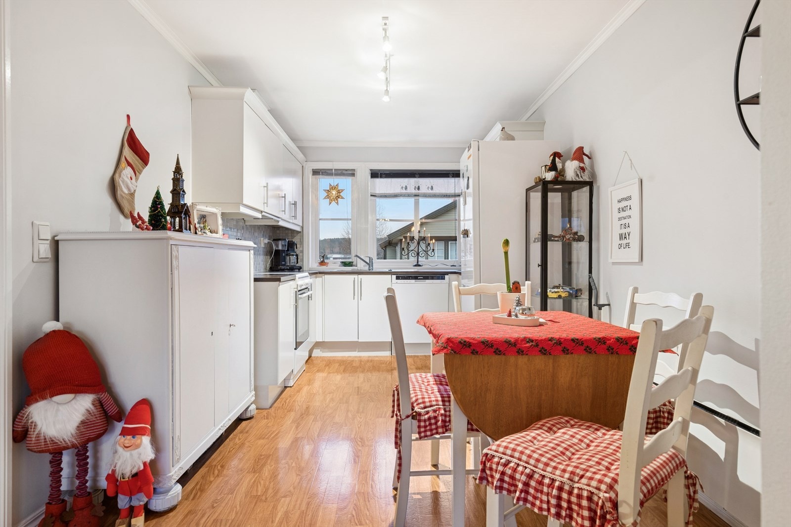 Åpen løsning mellom stue og kjøkken, noe som gir en god romfølelse. Galleribilde