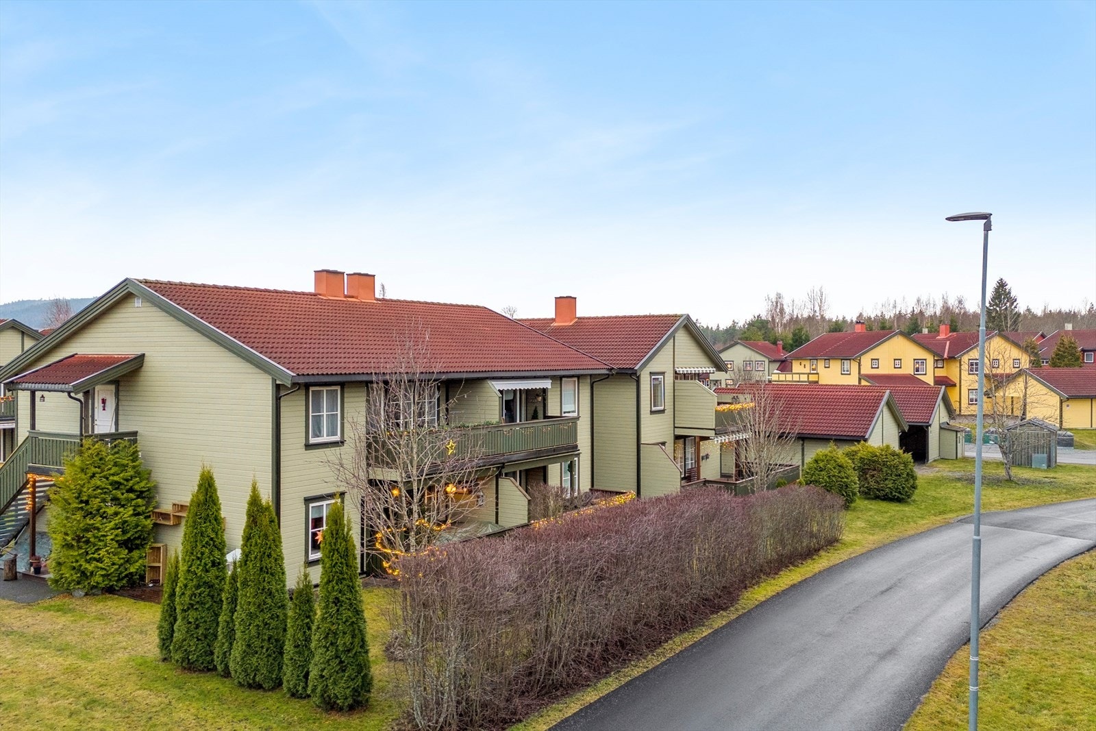 Vest-vendt veranda ut mot friareal. Galleribilde