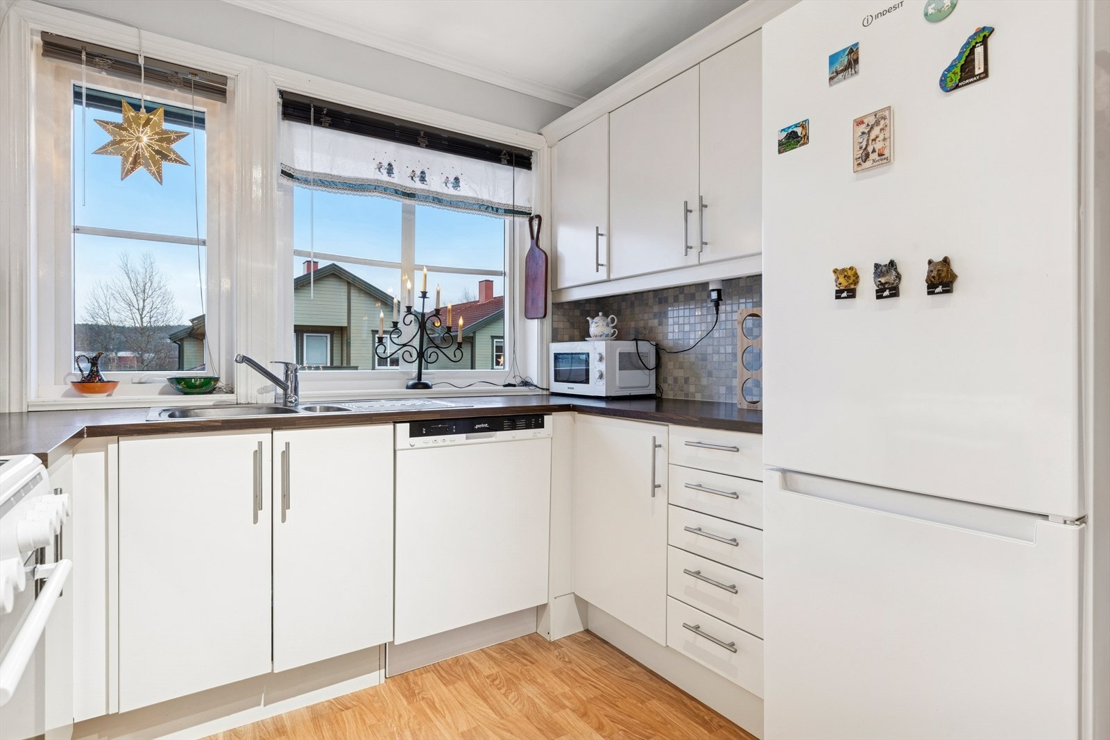 Kjøkkenet har rom for frittstående hvitevarer. Galleribilde