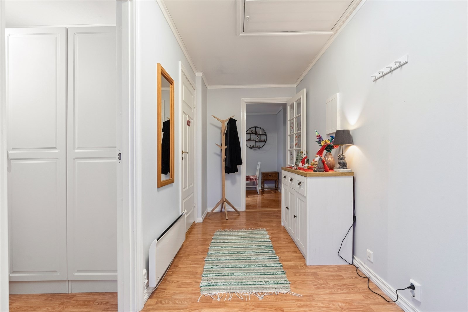 Det er loft over leiligheten med lagringsmuligheter. Galleribilde