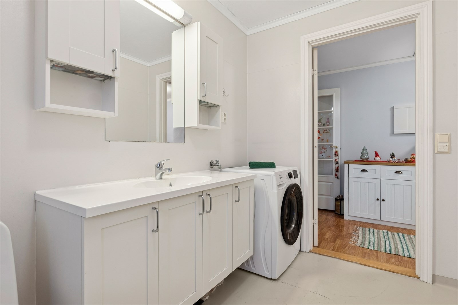 Lys bad med belegg på gulv og våtromstapet på veggene. Galleribilde