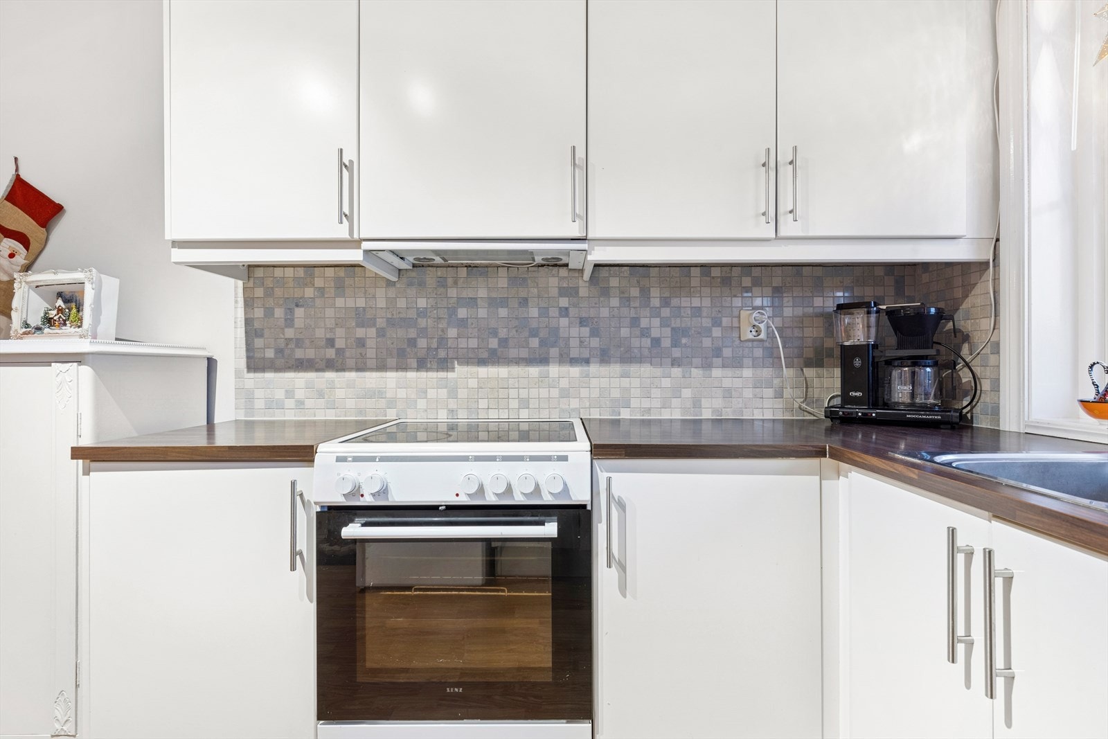 Det er flislagt felt mellom over- og underskap. Galleribilde