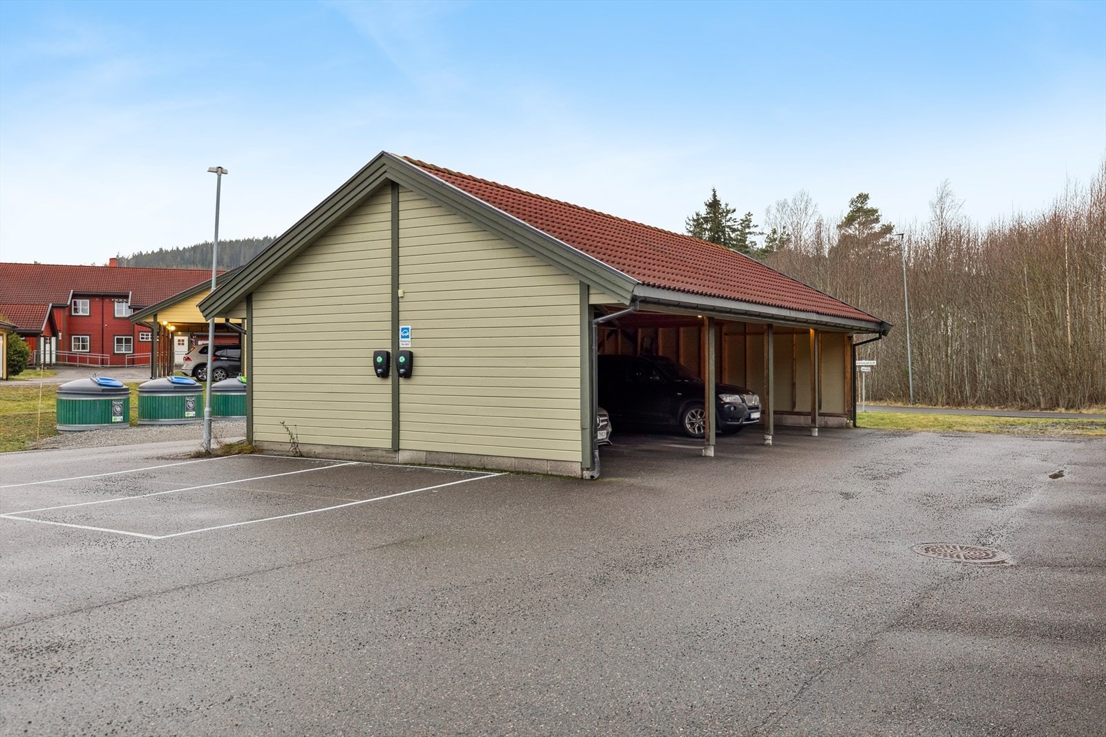 Leiligheten har parkeringsplass i carportanlegget. Galleribilde