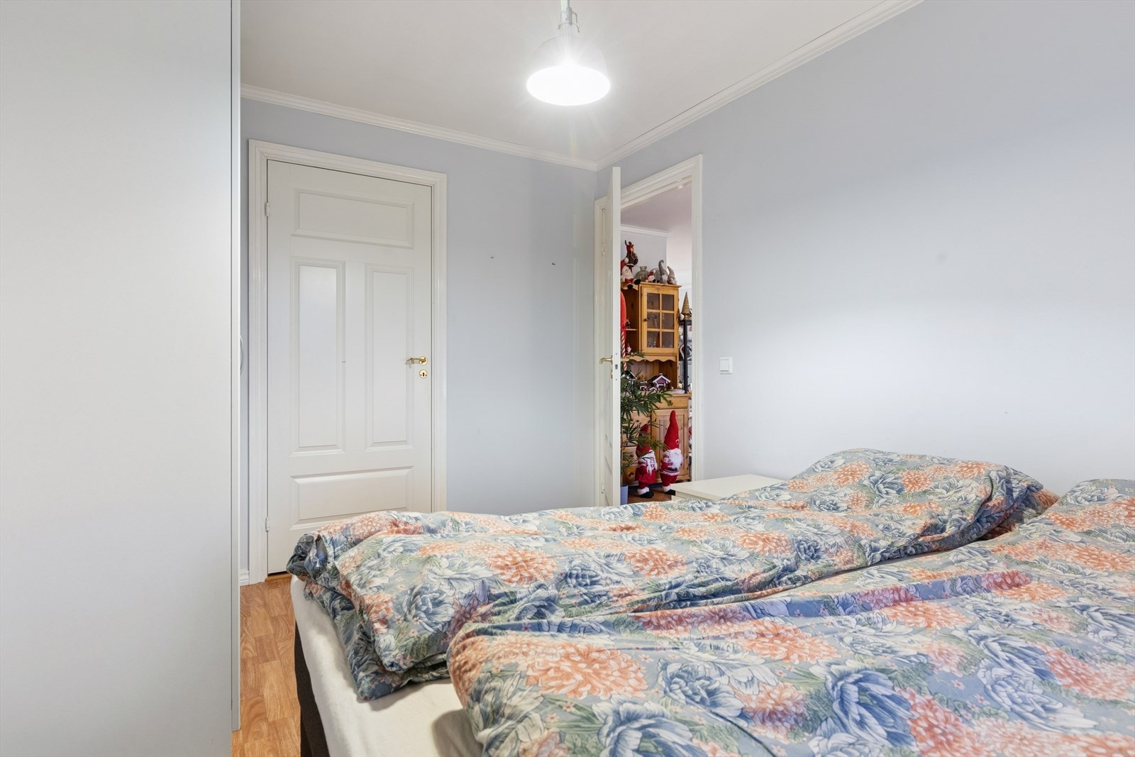 Leiligheten har to gode soverom. Dette soverommet har bod/teknisk rom innenfor. Galleribilde