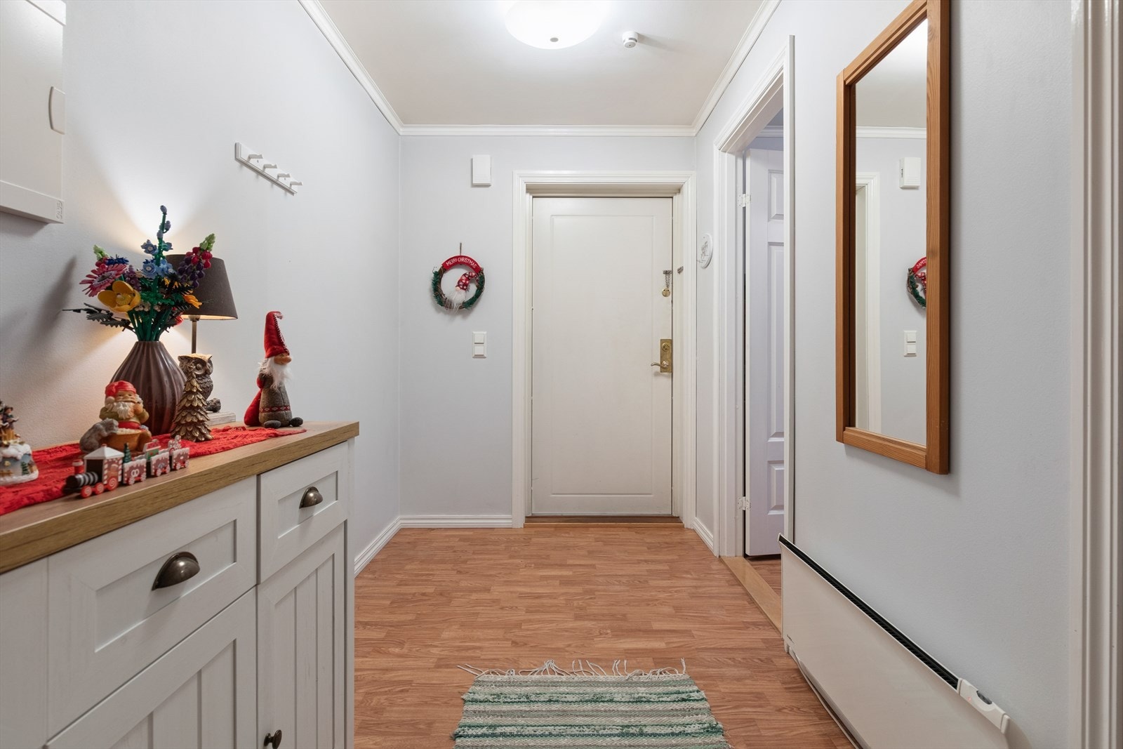 Romslig og lys entré. Galleribilde