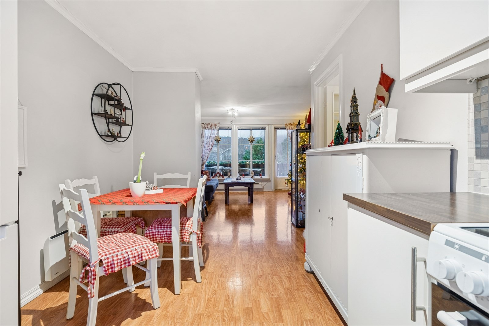 Kjøkkenet er romslig nok til å ha en spiseplass. Galleribilde