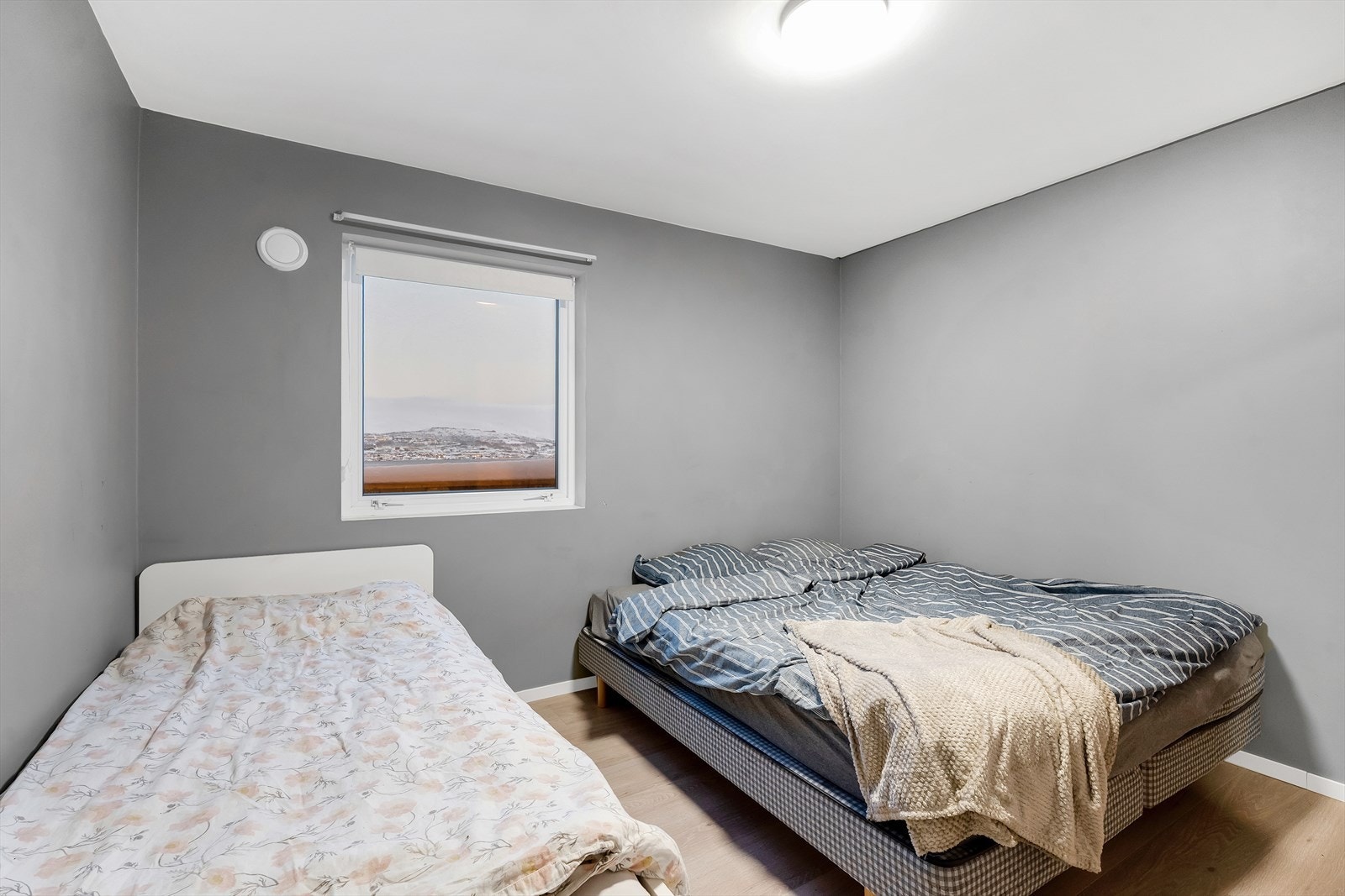 Romslig soverom med gode møbleringsmuligheter. Galleribilde