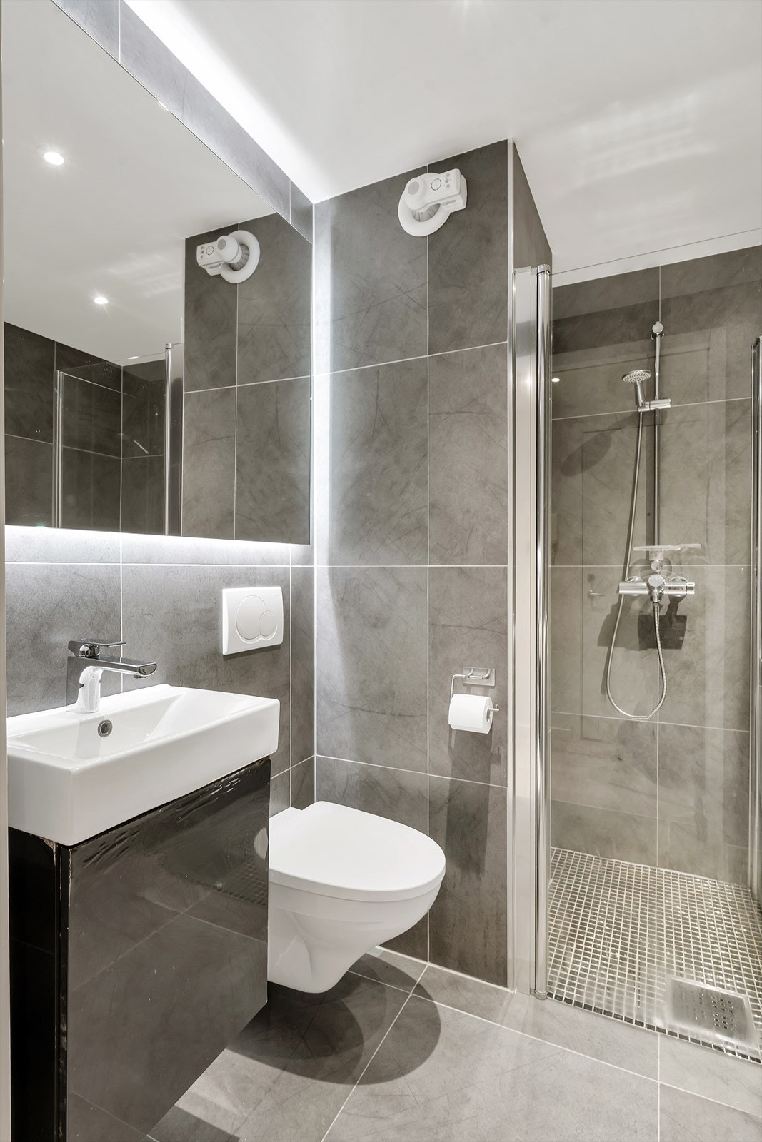 Komplett flislagt bad/vaskerom fra 2019 med varmekabler i gulv og praktiske innredninger. Galleribilde