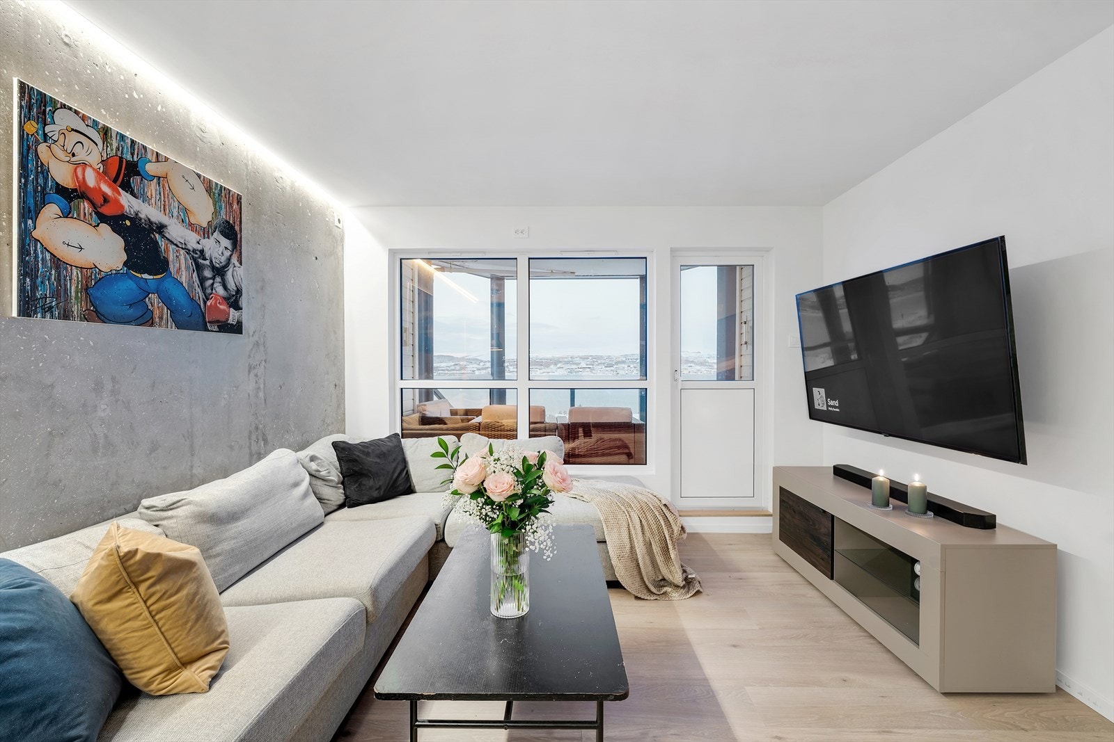 Lys og trivelig stue med gode møbleringsmuligheter. Galleribilde