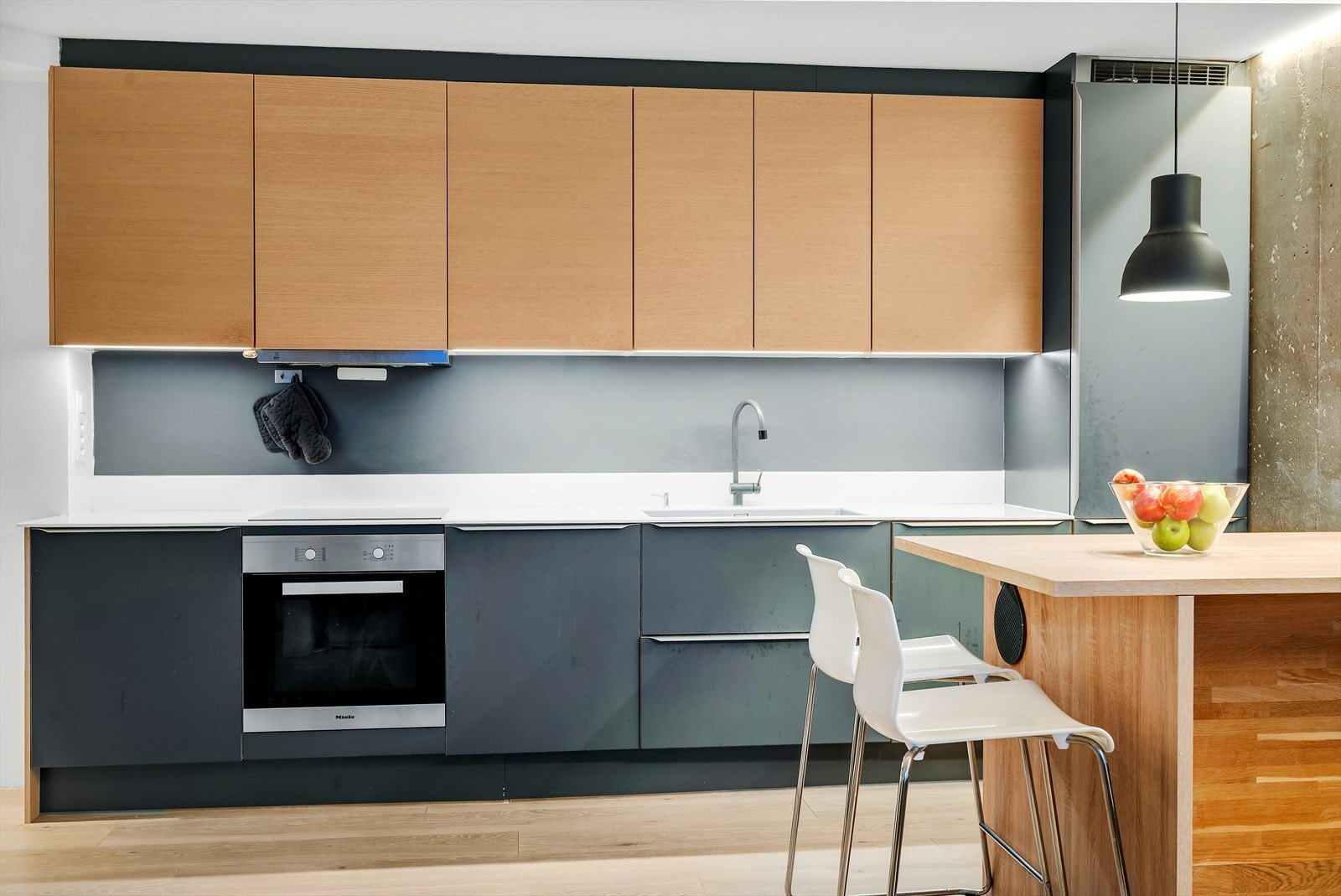 Flott HTH-kjøkken fra 2019 med integrerte hvitevarer, samt godt med oppbefaringsplass. Galleribilde