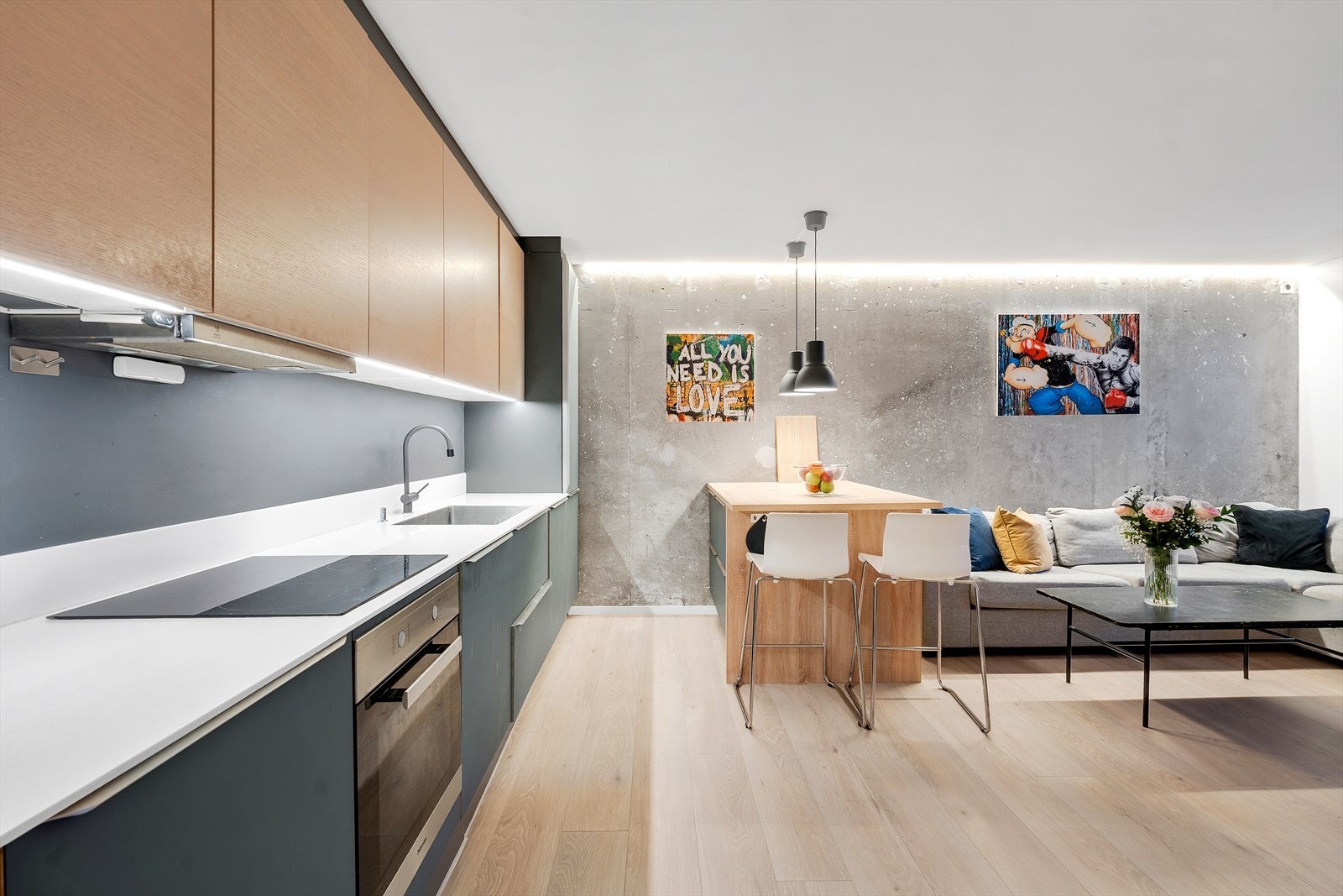 Kjøkkenet har rikelig med skap- og benkeplass. Galleribilde