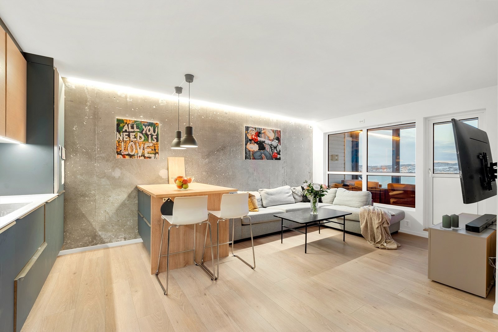 Praktisk kjøkkenøy som gir ekstra benkeplass og oppbevaringsmuligheter. Galleribilde