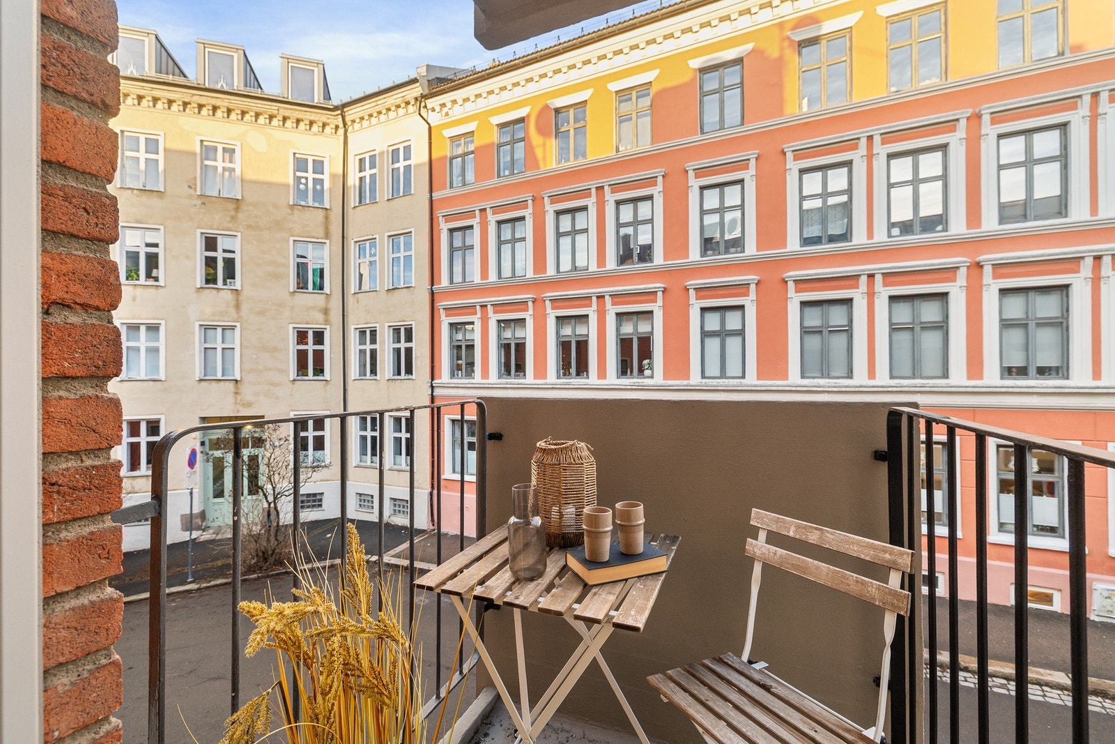 Balkongen vender mot stille og rolig sidegate, tilnærmet uten gjennomgående trafikk. Flott utsyn mot klassisk bygårdsarkitektur.
Foto: WalsoWork (Trond Walsø) Galleribilde