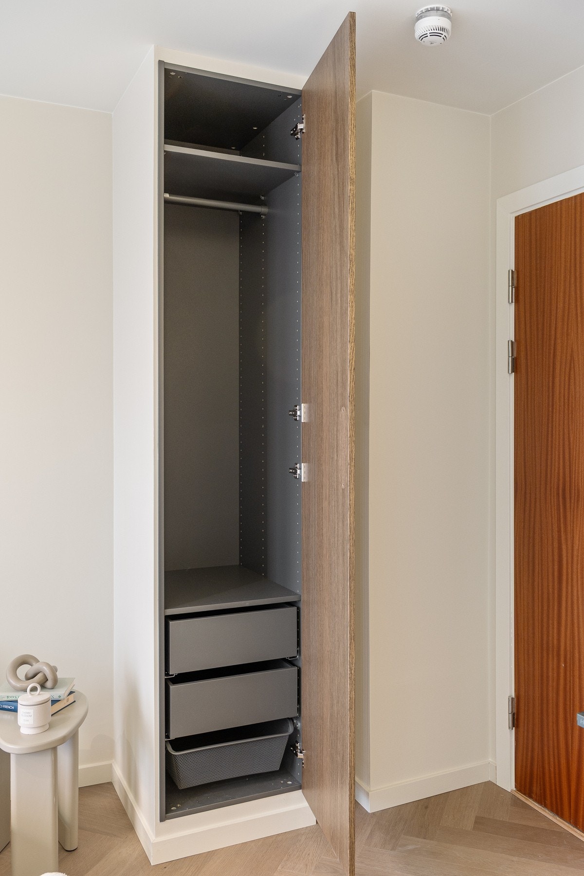 Innebygde garderobeskap i entré. Front i mørk eikefinér - tilsvarende som baderom. Galleribilde