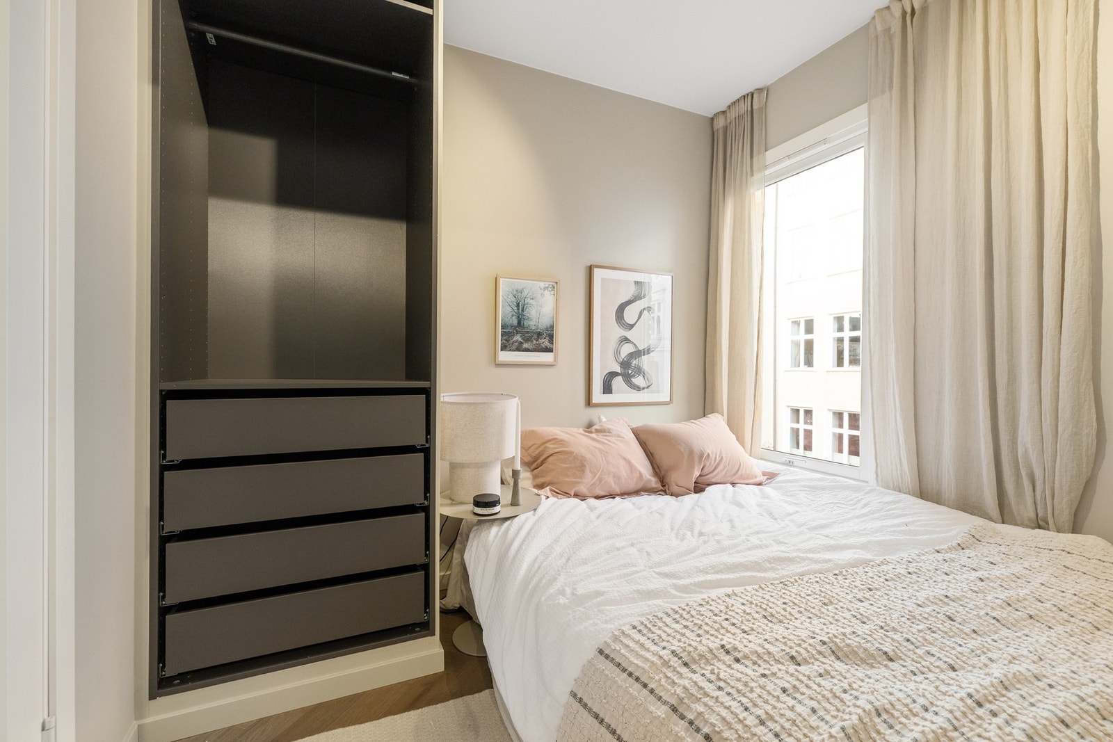 Soverom vender mot stille og rolig gate. Plass til både dobbeltseng, nattbord og garderobeskap. Galleribilde