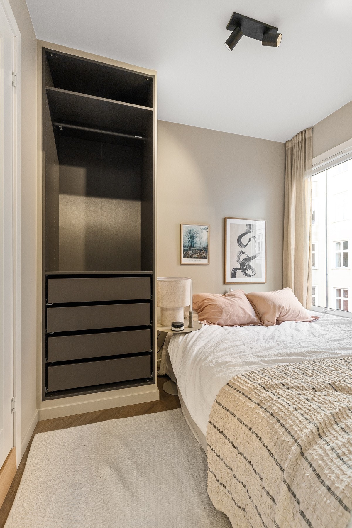 Innebygde garderobeskap på soverom. Galleribilde