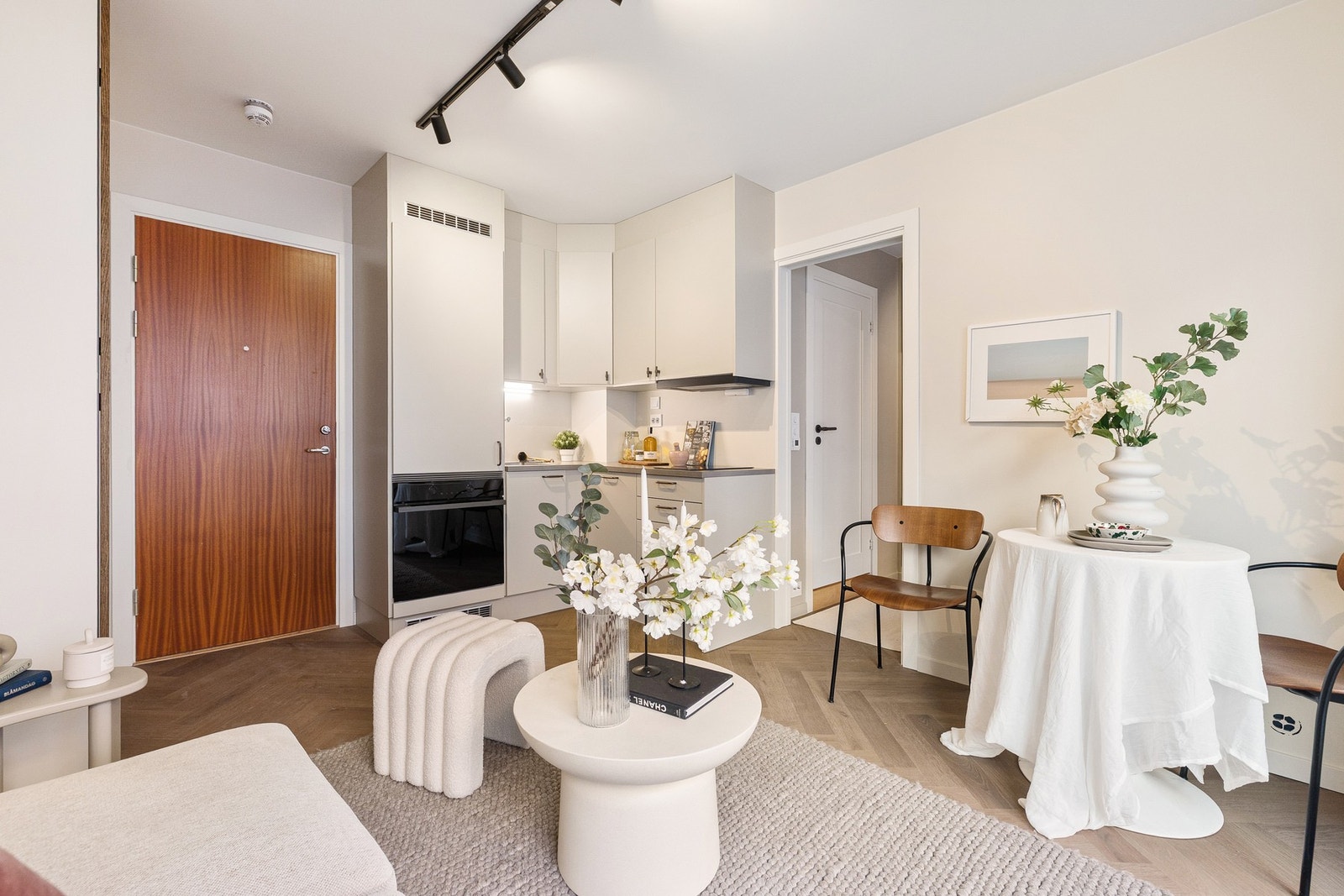 Kjøkken ligger i åpen og sosial løsning mot stue og spisestue. Galleribilde