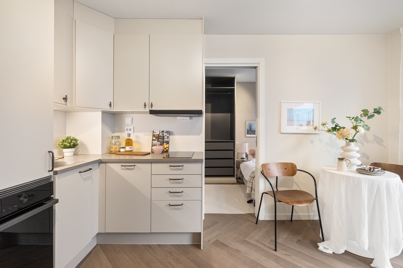 Nytt og delikat kjøkken i 2025 med integrerte hvitevarer. Spisestue i tilknytning til kjøkkenet. Galleribilde