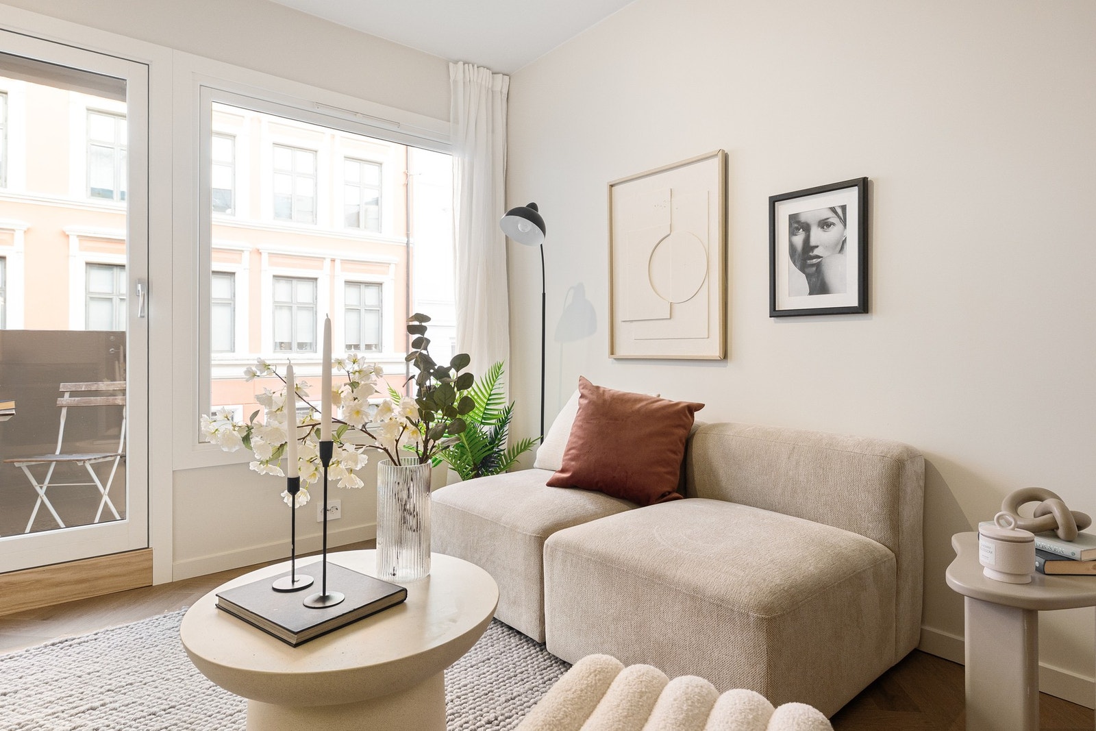 Planløsningen er ombygget for optimal arealutnyttelse. Det er plass til både sofagruppe og spisestue. Galleribilde