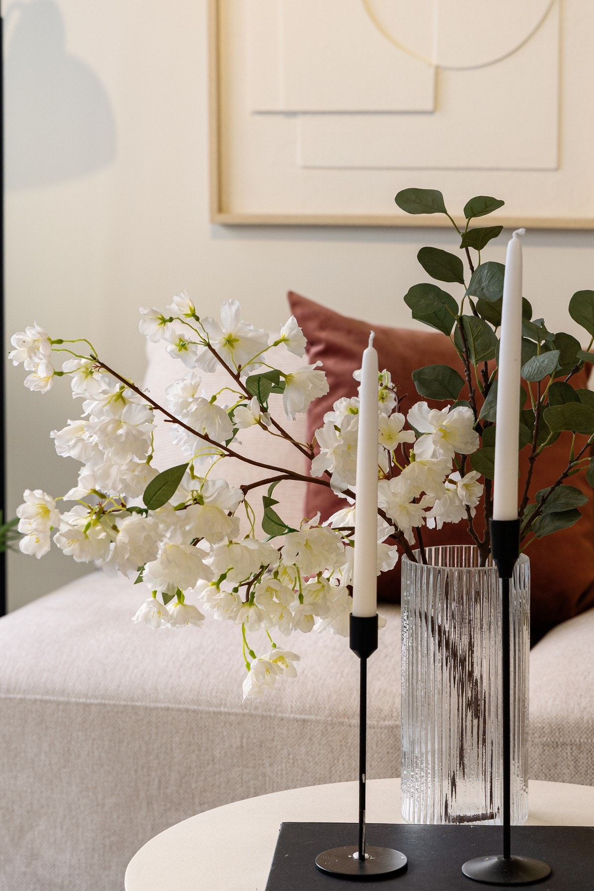 Alle overflater er slette og nymalte i 2025 som gir et stilrent og delikat uttrykk. Galleribilde