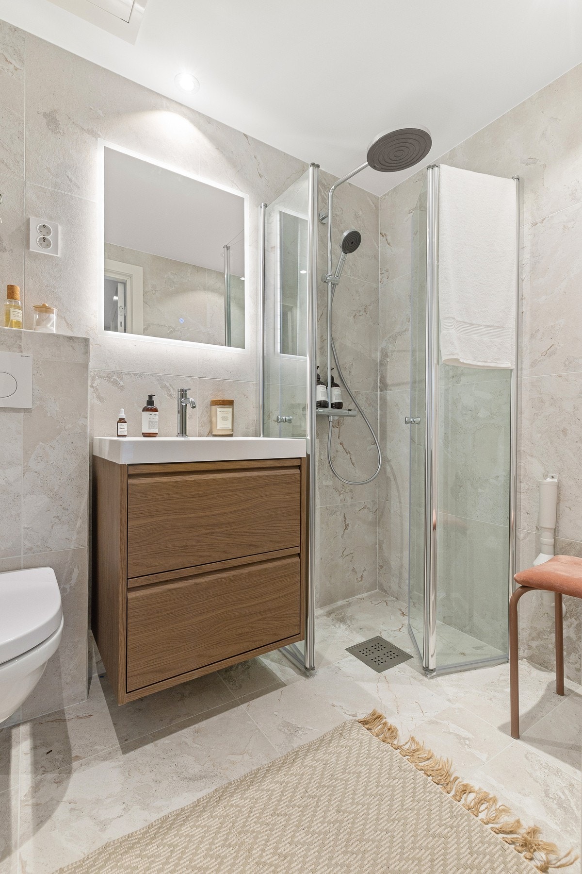 Moderne komfort med waterfall- og hånddusj, speil med. belysning, varmekabler i gulv og vegghengt toalett. Galleribilde