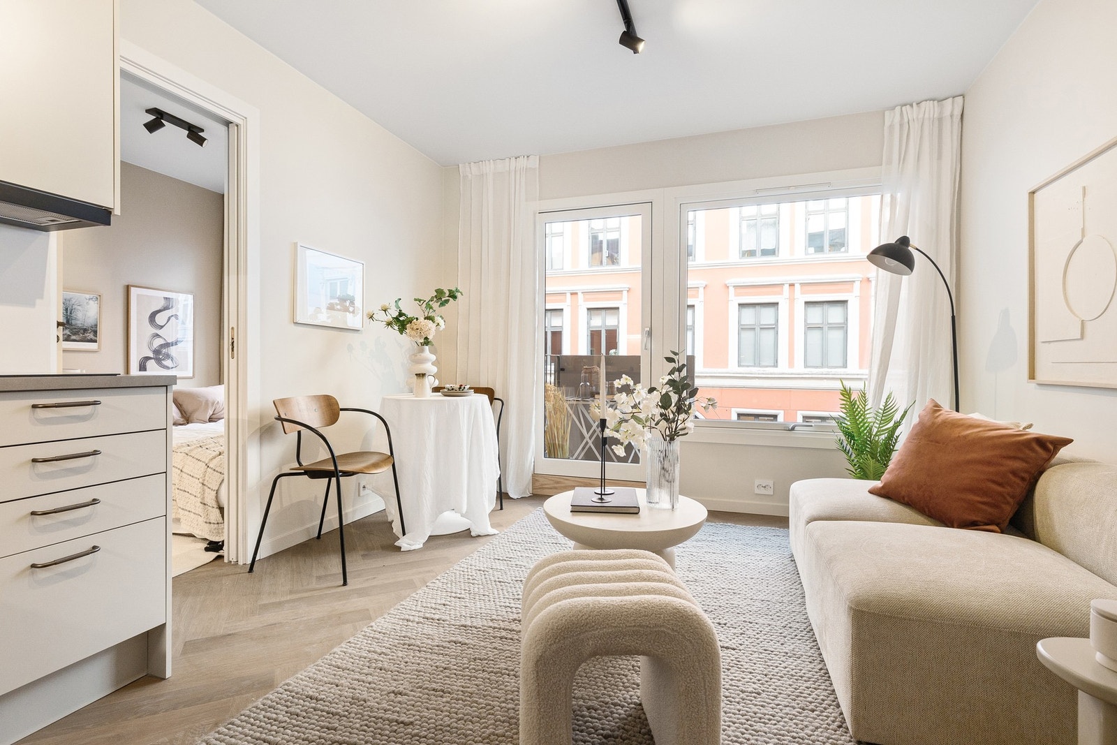 Designmessig fiskebensgulv i oppholdsrom. Galleribilde